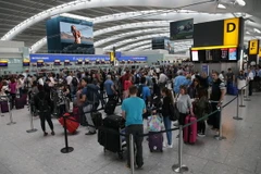 Hành khách chờ đợi tại sân bay Heathrow. (Nguồn: AFP/TTXVN)