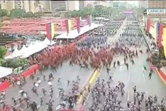 Sơ tán những người tham gia buổi lễ sau tiếng nổ lớn. (Nguồn: express.co.uk)