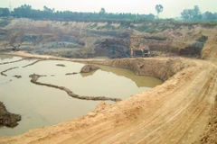 Khai thác đất sau sân bay đem bán, hai đối tượng nhận án tù