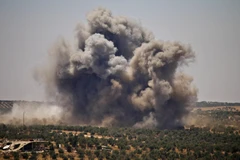 Khói bốc lên sau các cuộc không kích của quân đội Chính phủ Syria nhằm vào các mục tiêu của lực lượng nổi dậy ở Daraa. (Nguồn: AFP/TTXVN)