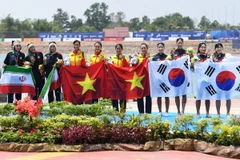 Đội đua thuyền Rowing bốn nữ Việt Nam giành Huy chương Vàng nội dung thuyền bốn nữ hạng nhẹ tại ASIAD 2018. (Nguồn: AFP/TTXVN)