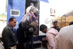 Ngư dân Ấn Độ lên xe để trở về quê hương sau khi được trả tự do tại thành phố cảng Karachi. (Nguồn: THX/TTXVN)