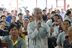 Người dân nêu ý kiến tại buổi đối thoại. (Ảnh: Đinh Hương/TTXVN)
