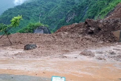 Tuyến đường bị chia cắt hoàn toàn. (Ảnh: TTXVN phát)