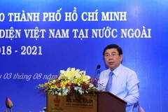 Ông Nguyễn Thành Phong, Chủ tịch UBND Thành phố Hồ Chí Minh, phát biểu tại buổi làm việc với các tân Trưởng cơ quan đại diện Việt Nam tại nước ngoài nhiệm kỳ 2018-2021. (Ảnh: Xuân Khu/TTXVN)