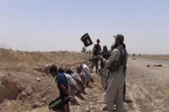 Các tay súng IS hành quyết người dân Iraq. (Nguồn: IraqiNews/TTXVN)
