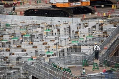 Công nhân làm việc tại công trường xây dựng ở thủ đô Tokyo, Nhật Bản. (Nguồn: AFP/TTXVN)