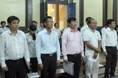 Các bị cáo tại phiên tòa sơ thẩm. (Ảnh: Thành Chung/TTXVN)