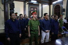 Các bị cáo nghe Hội đồng xét xử tuyên án. (Ảnh: Thành Chung/TTXVN)