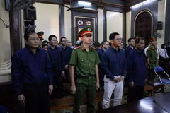 Các bị cáo nghe Hội đồng xét xử tuyên án. (Ảnh: Thành Chung/TTXVN)