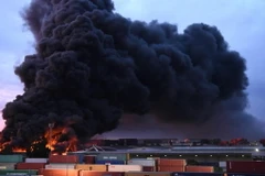 Cột khói bốc cao từ hiện trường vụ cháy. (Nguồn: heraldsun.com.au)