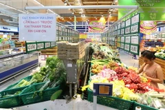 Khách hàng mua sắm tại Co.opMart. (Ảnh: Thanh Vũ/TTXVN)