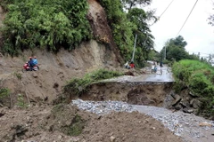 Cảnh sạt lở mất hẳn một đoạn đường tại xã Dào San, huyện Phong Thổ tỉnh Lai Châu. (Ảnh: Quý Trung/TTXVN)