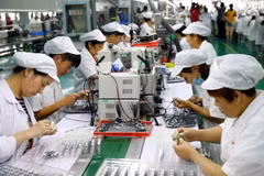 Công nhân làm việc trên dây chuyền sản xuất động cơ siêu nhỏ tại nhà máy ở Hoài Bắc, An Huy, Trung Quốc. (Nguồn: AFP/TTXVN)