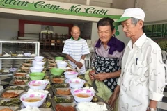 Thực khách đến ăn trưa tại quán cơm Nụ cười. (Ảnh: Nguyễn Thành/TTXVN)