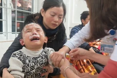 Các y, bác sỹ đang cấp cứu cho các học sinh. (Ảnh: Tường-Quân/Vietnam+)