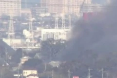 Khói bốc lên từ hiện trường vụ rơi máy bay trực thăng ở Kanzaki, tỉnh Saga, Nhật Bản. (Nguồn: Mirror/TTXVN)