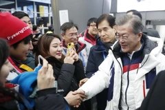 Tổng thống Hàn Quốc Moon Jae-in (phải) gặp gỡ người dân tại PyeongChang, tỉnh Gangwon sau lễ bế mạc Olympic PyeongChang. (Nguồn: Yonhap/TTXVN)