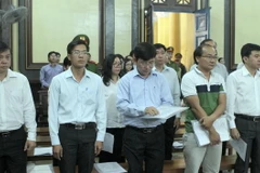 Các bị cáo nguyên là lãnh đạo Navibank hầu tòa. (Ảnh: Thành Chung/TTXVN)