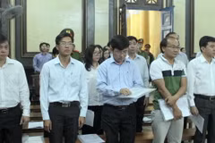 Các bị cáo nguyên là lãnh đạo Navibank hầu tòa. (Ảnh: Thành Chung/TTXVN)