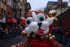 Chú chó kết từ bóng bay tại buổi diễu hành mừng Tết Nguyên đán Mậu Tuất ở New York, Mỹ. (Nguồn: THX/TTXVN)