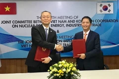 Bộ trưởng Trần Tuấn Anh và Bộ trưởng Paik Ungyu ký kết Biên bản ghi nhớ về thành lập website chung về Hiệp định VKFTA. (Ảnh: Mỹ Phương/TTXVN)