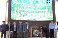 Lãnh đạo VRG đánh chiêng khai trương Phiên đấu giá. (Ảnh: Mỹ Phương/TTXVN)