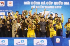 Giây phút đăng quang ngôi vô địch Giải bóng đá Cúp Quốc gia 2017 của đội bóng Sông Lam Nghệ An. (Ảnh: Thanh Tùng/TTXVN)