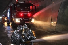 Diễn tập chữa cháy và cứu nạn cứu hộ trong hầm Đèo Cả. (Ảnh: Thế Lập/TTXVN)