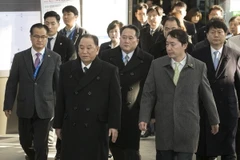 Trưởng ban Mặt trận Thống nhất Đảng Lao động Triều Tiên Kim Yong-chol (phía trước) tới dự lễ bế mạc Olympic PyeongChang, Hàn Quốc. (Nguồn: Yonhap/TTXVN)