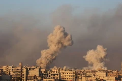 Khói bốc lên từ khu vực Arbin, ngoại ô Damascus, Syria. (Nguồn: AFP/TTXVN)