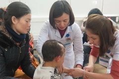 Các y, bác sỹ cấp cứu cho các học sinh. (Ảnh: Tường-Quân/Vietnam+)