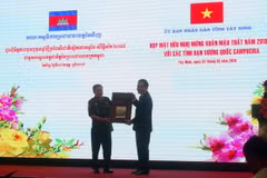 Lãnh đạo, tướng lĩnh bốn tỉnh thuộc Vương Quốc Campuchia tặng quà chúc mừng lãnh đạo tỉnh Tây Ninh. (Ảnh: Thanh Tân/TTXVN)