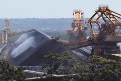 Hoạt động khai thác than đá tại cảng Newcastle, Australia ngày 18/11. (Nguồn: AFP/TTXVN)
