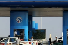 Người dân đổ xăng tại trạm xăng ở Dubai, Các tiểu vương quốc Arab thống nhất (UAE) ngày 24/11. (Nguồn: AFP/TTXVN)