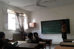 Những đứa trẻ thuộc IS trong một lớp học trong bức ảnh do Trại huấn luyện Abdullah Azzam công bố. (Nguồn: themalaymailonline.com)