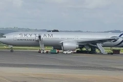 Chiếc máy bay Air France phải hạ cánh khẩn cấp xuống sân bay Mombasa. (Nguồn: Twitter)