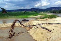 Vòi hút đưa cát lên bờ. (Ảnh minh họa: Cao Nguyên/TTXVN)