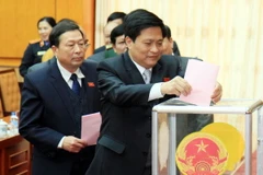 Các đại biểu bỏ phiếu bầu một số chức danh chủ chốt của HĐND và UBND tỉnh Lạng Sơn. (Ảnh:Thái Thuần/TTXVN)