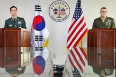 Thiếu tướng quân đội Hàn Quốc Jang Kyung-soo (trái) và Thiếu tướng quân đội Mỹ Robert Hedelund (phải) trong cuộc họp báo ở thủ đô Seoul, Hàn Quốc ngày 17/12. (Nguồn: Yonhap/TTXVN)
