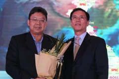 Ông Kang Seong Gil (phải) trao giải thưởng “Khách hàng vàng” cho đối tác Việt Nam. (Ảnh: Hà Huy Hiệp/Vietnam+) 