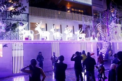 Người dân vui chơi chụp ảnh Giáng sinh tại các khu vực công cộng ở Đà Nẵng. (Ảnh: Trần Lê Lâm/TTXVN)