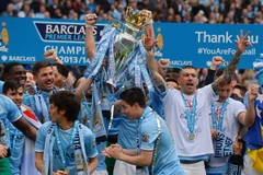 Các cầu thủ CLB Manchester City vui mừng với chức vô địch giải bóng đá Ngoại hạng Anh sau khi đánh bại CLB West Ham United trong trận đấu tại thành phố Manchester ngày 11/5. (Nguồn: AFP/TTXVN)