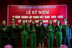 Đồng ca “Hát mãi khúc quân hành” tại lễ kỷ niệm Ngày thành lập QĐND Việt Nam tại Praha (Ảnh: Trần Quang Vinh/Vietnam+)