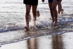 Chạy chân trần kêu gọi bảo vệ môi trường biển xanh, sạch, đẹp. (Ảnh; Trần Lê Lâm/Vietnam+)