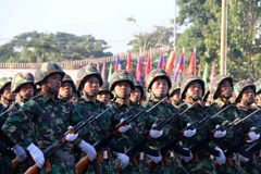 Khối Lục quân Lào đang phô diễn sức mạnh. (Ảnh: Phạm Kiên/Vietnam+)