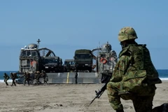 Binh sỹ Nhật Bản giám sát hoạt động của tàu đổ bộ trong cuộc tập trận. (Nguồn: AFP/TTXVN)