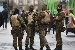 Binh sỹ Bỉ tuần tra trên các đường phố ở Brussels ngày 24/11. (Nguồn: AFP/TTXVN)