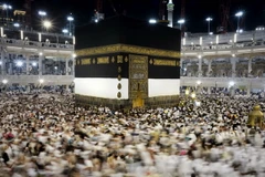 Các tín đồ Hồi giáo tại Nhà thờ Lớn ở thánh địa Mecca tối 20/9. (Nguồn: AFP/TTXVN)