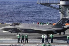 Máy bay chiến đấu F-35C do Tập đoàn Lockheed Martin chế tạo trên tàu sân bay USS Dwight D. Eisenhower của Mỹ ở Đại Tây Dương ngày 4/10. (Nguồn: AFP/TTXVN)